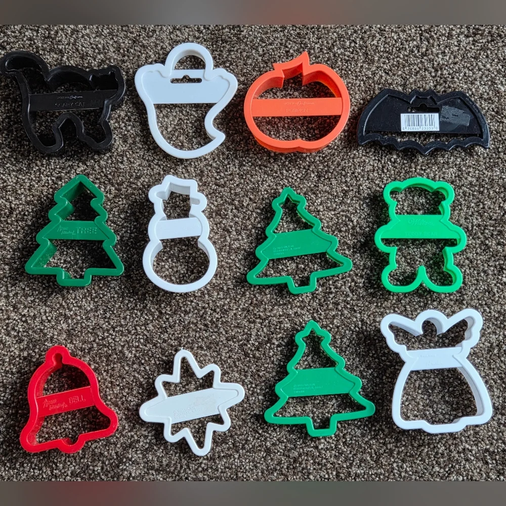 Lot of 12 WILTON / FOX RUN Plastic COOKIE CUTTERS Christmas Halloween